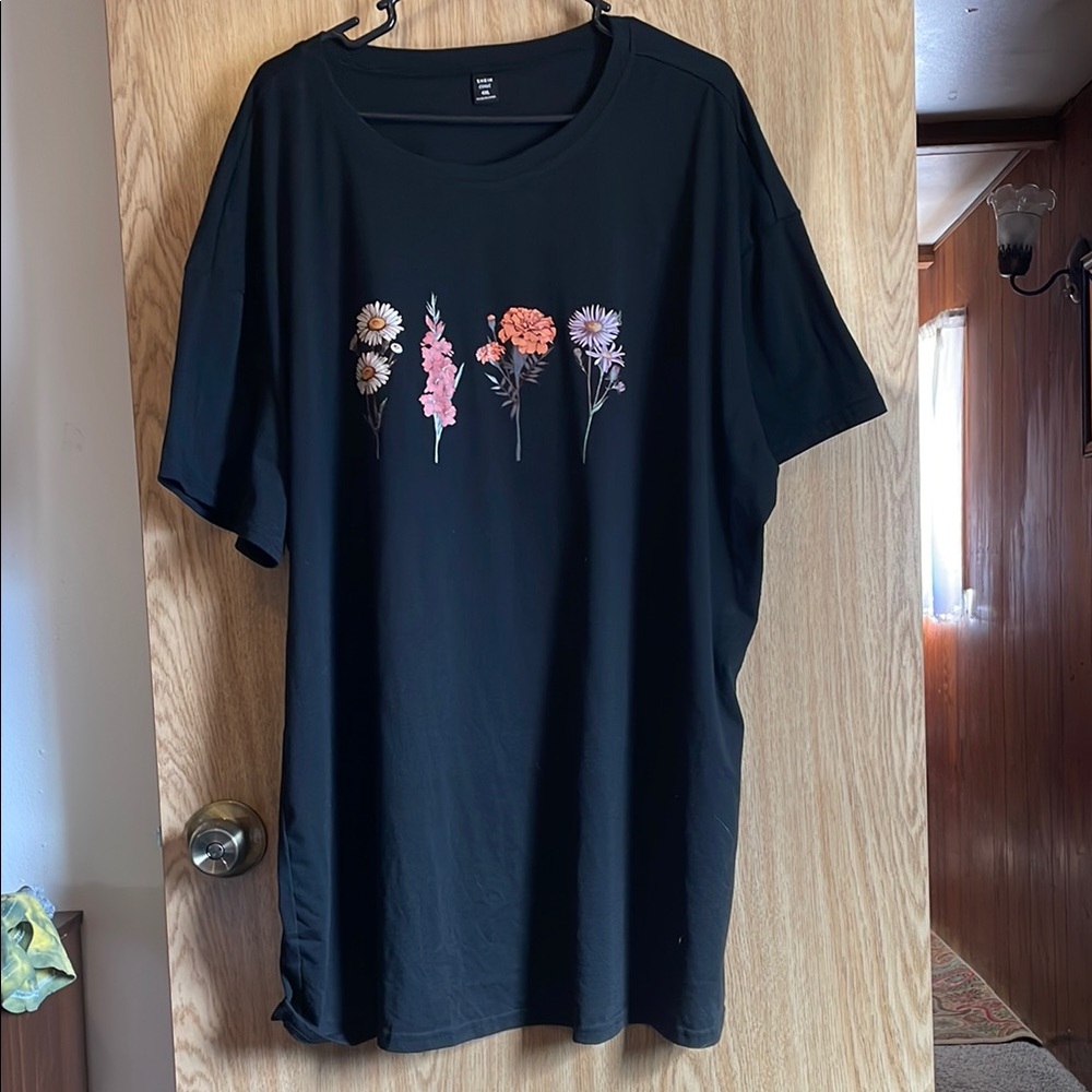 SHEIN Oversized Tee - Picture 3 of 4